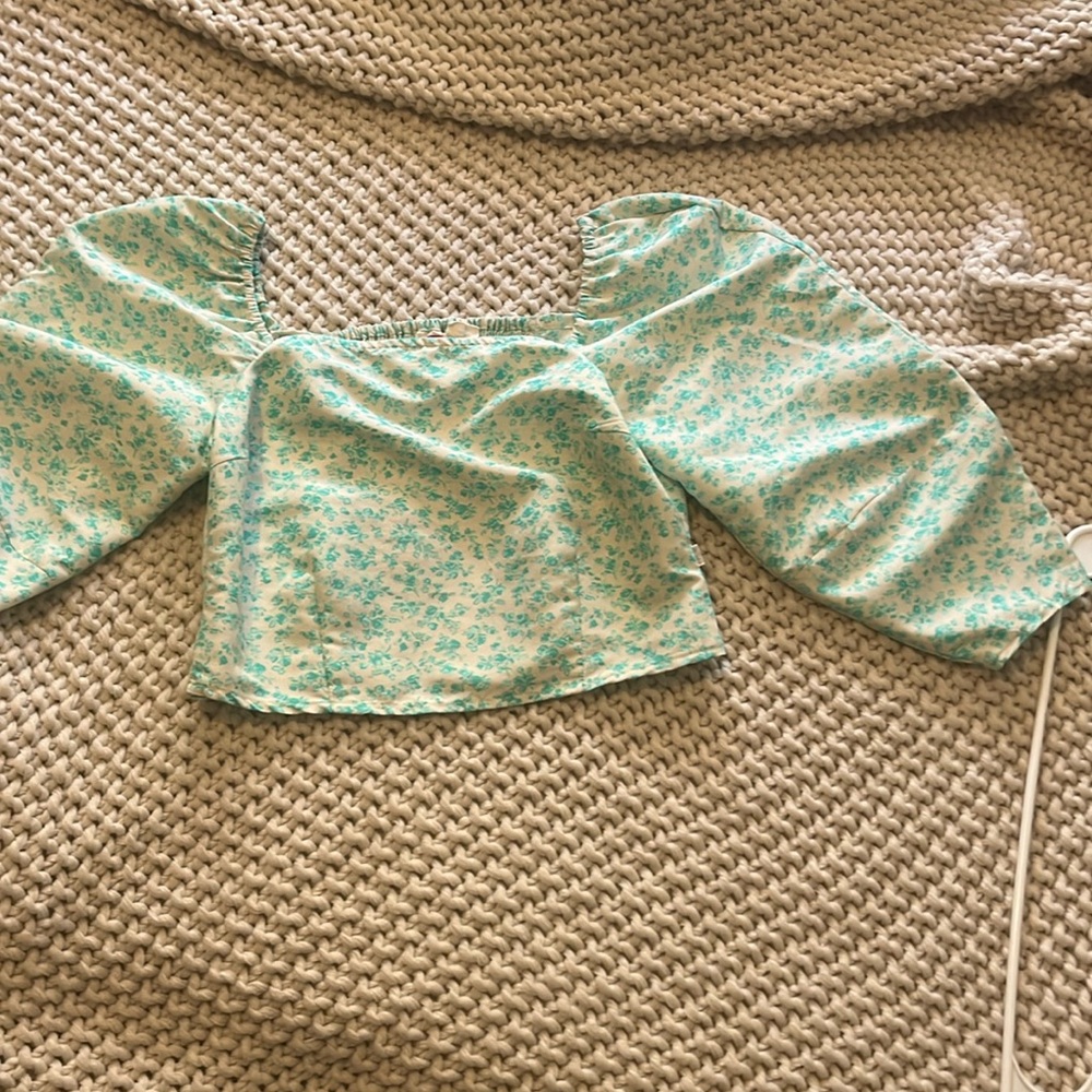 Women’s Levi crop top with puffy sleeves